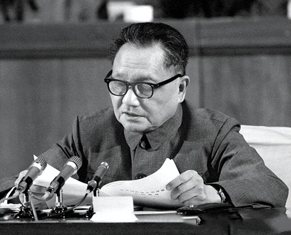 正规炒股平台有哪些 84年邓公下榻白天鹅宾馆，指着餐桌上的软面包说：换成法式硬面包